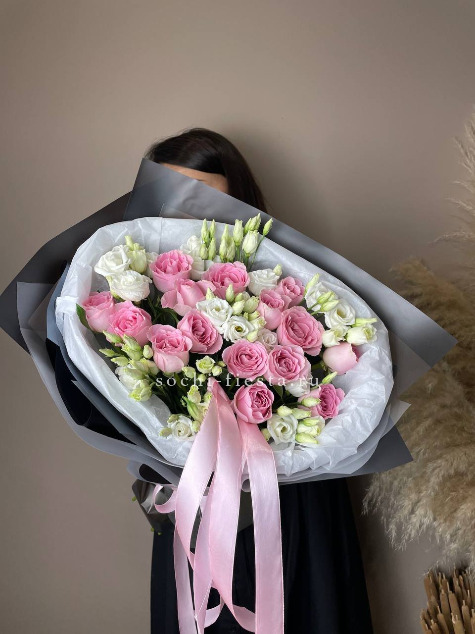 сборный букет из роз хризантем и эустомы для подарка в городе регионального уровня