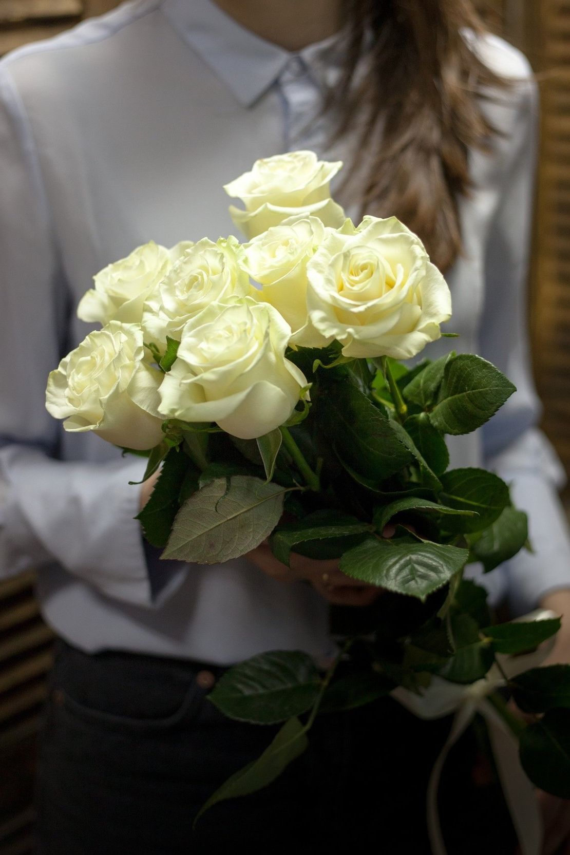 шляпная коробка с розами и гипсофилой для подарка в Таганроге