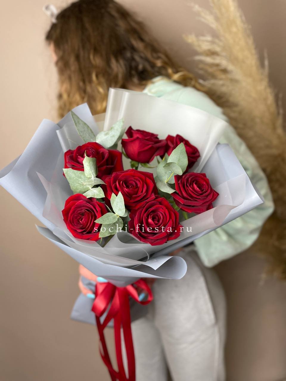 весенняя витрина флористической студии в Таганроге с тюльпанами и ранункулюсами