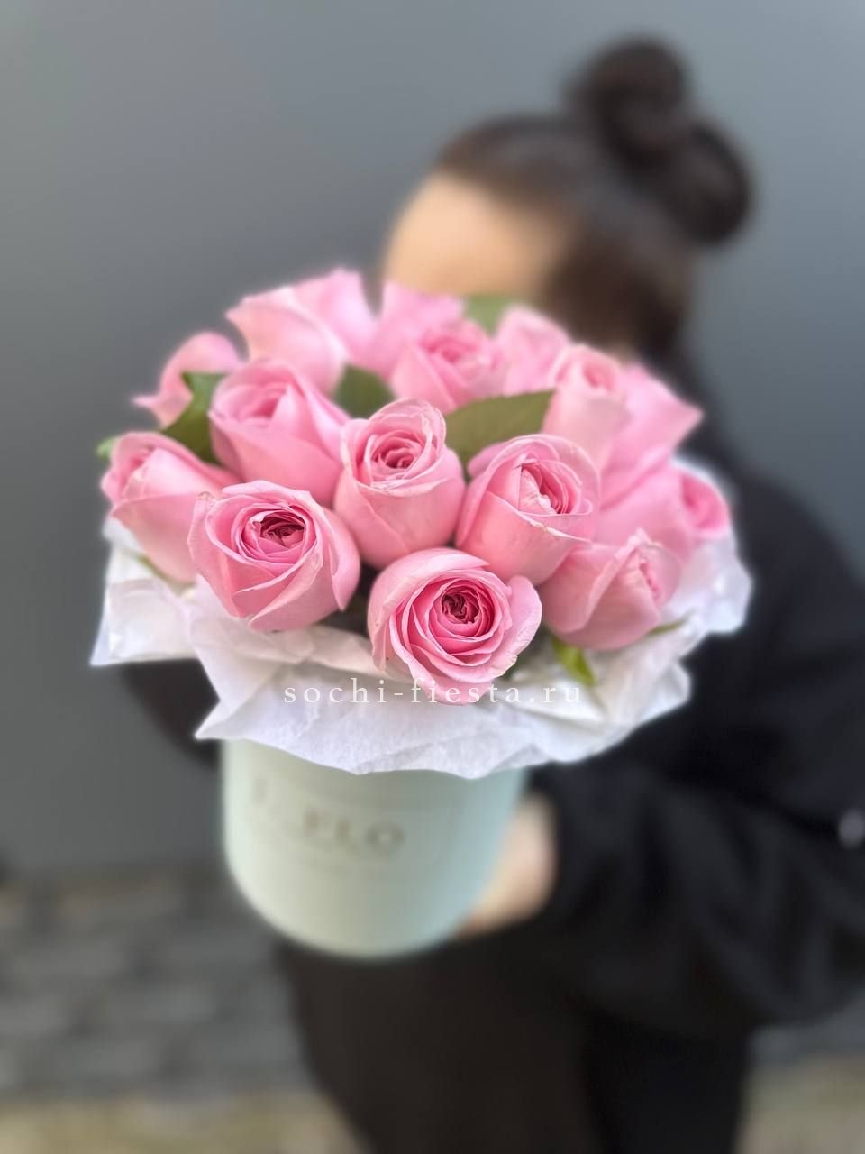 шляпная коробка с розами и хризантемами для студии флористики в Таганроге