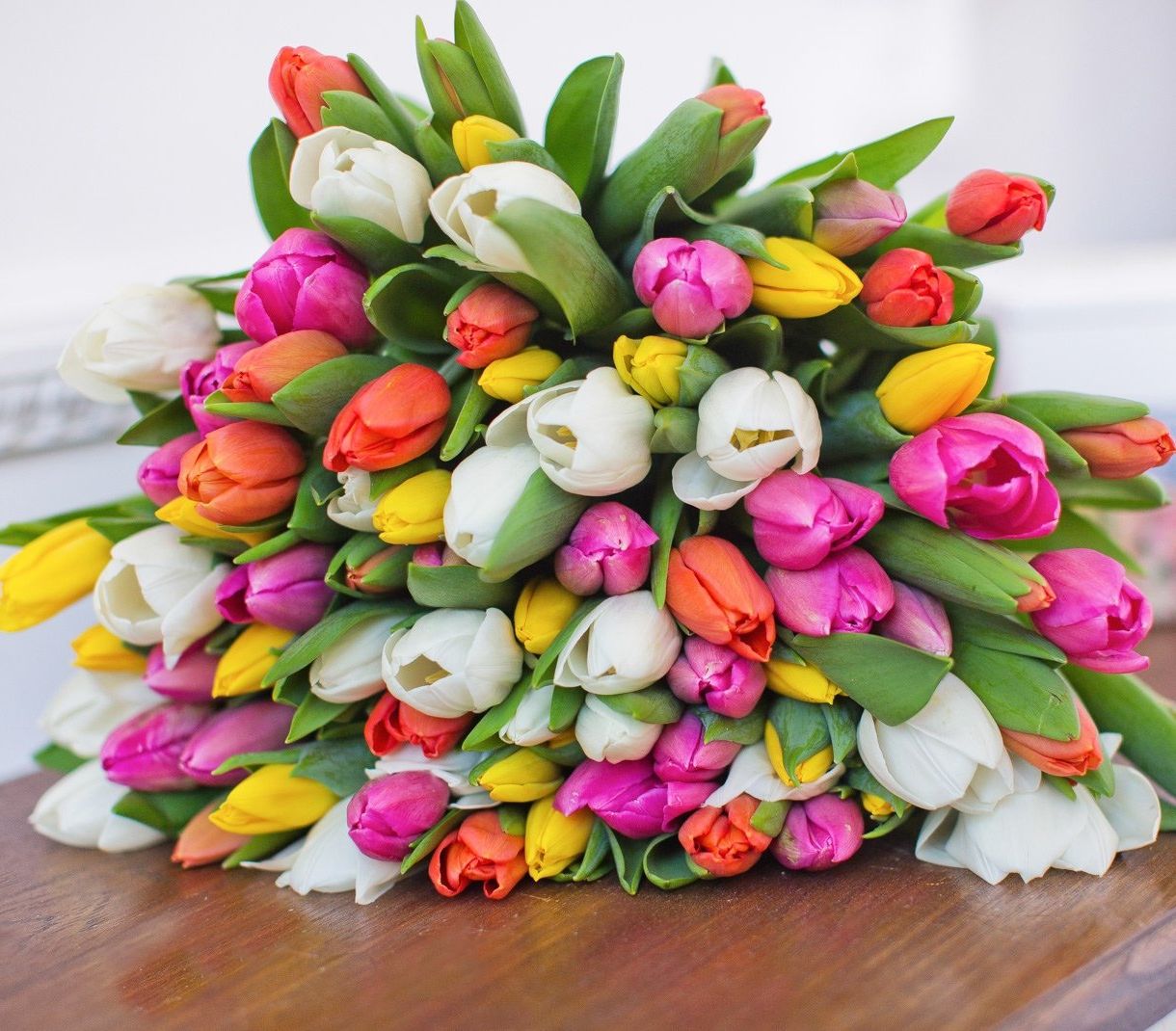 корпоративная композиция с розами и хризантемами для офиса в Таганроге