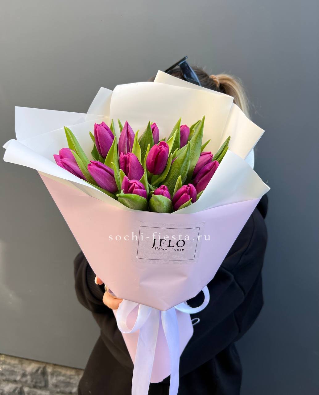 видовой каталог с розами и пионами в студии флористики в Таганроге