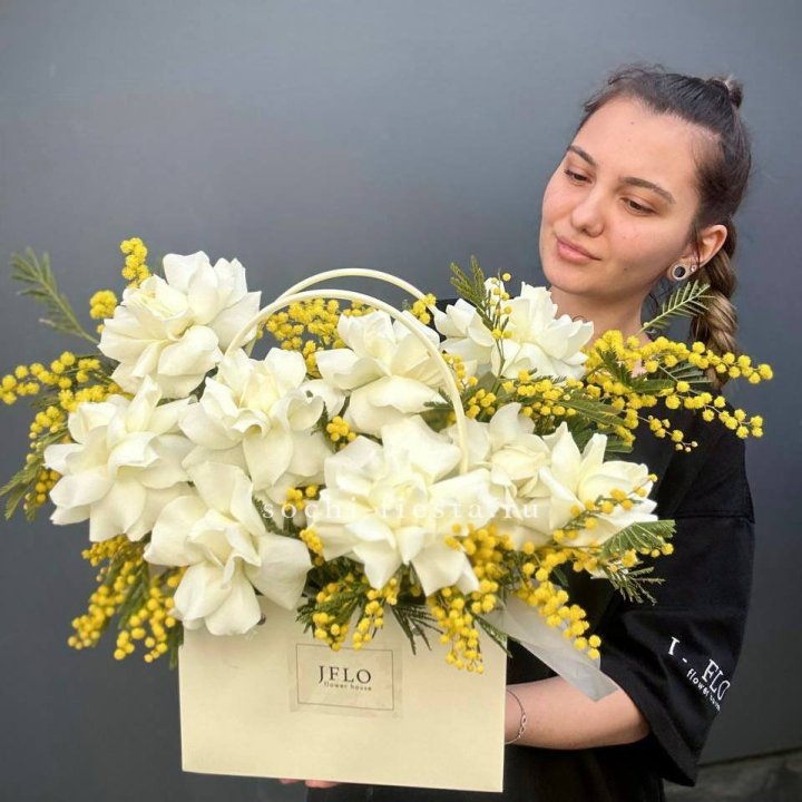 Французские Розы и мимоза  в сумочке  в Таганроге