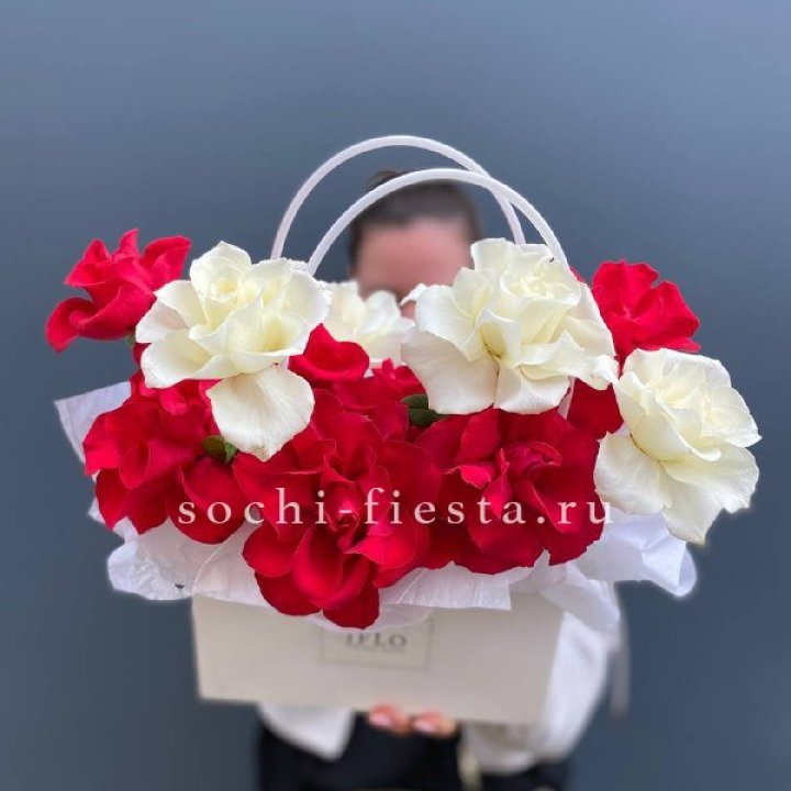 Сумочка  красных и белых роз в Таганроге