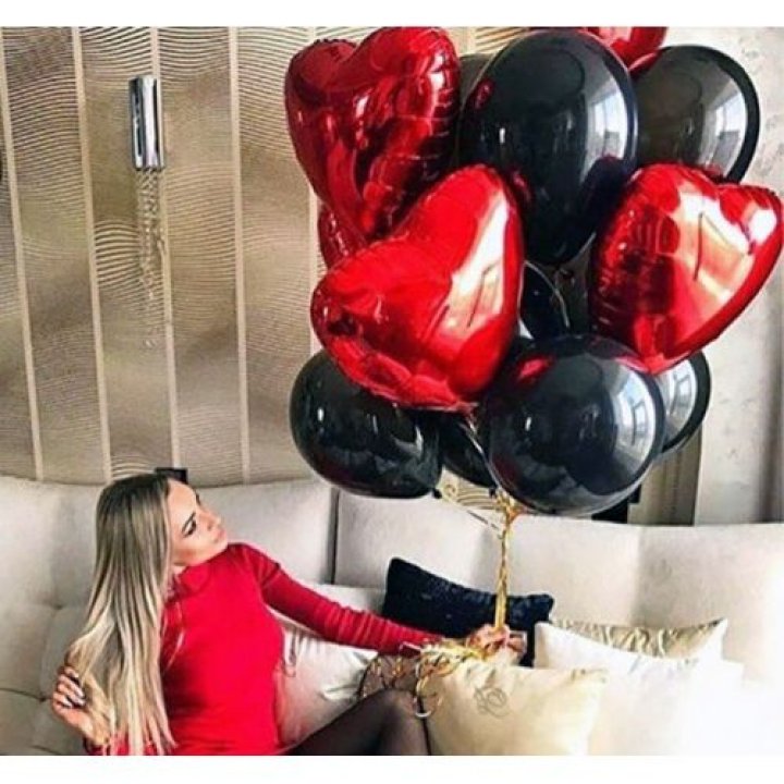 Фонтан из красных сердец с чёрными шарами  в Таганроге