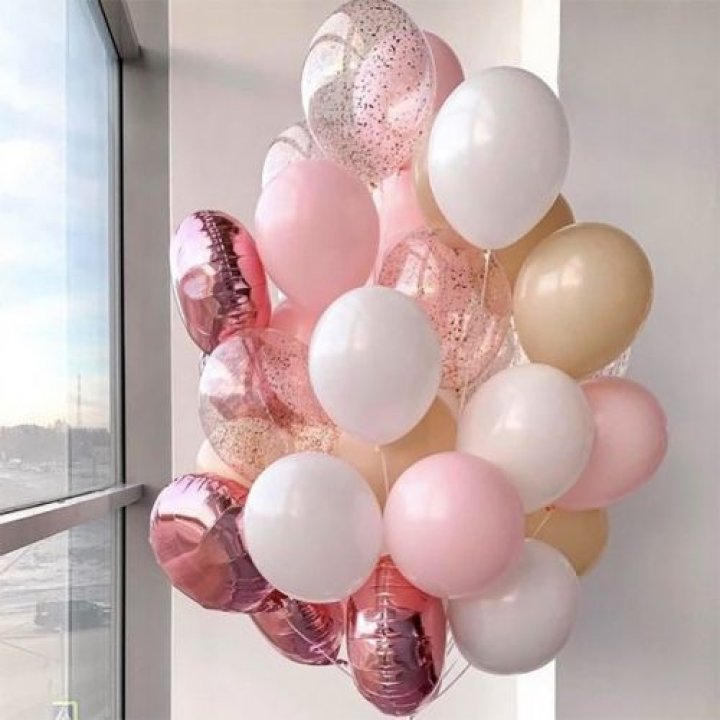 Фонтан шаров розового и белого цветов в Таганроге