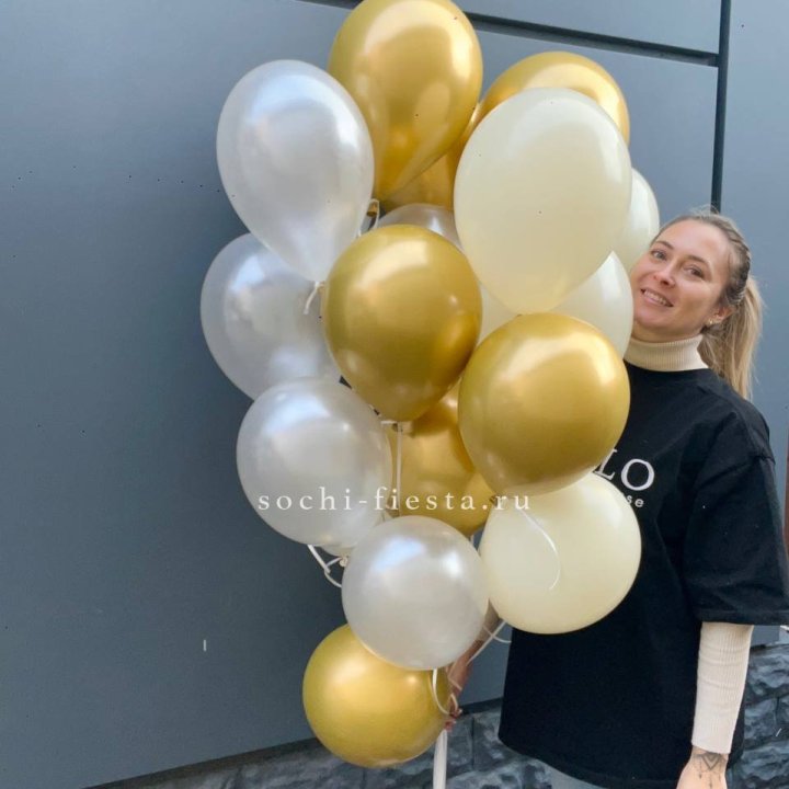 Облако шаров из белого и золотого оттенков в Таганроге