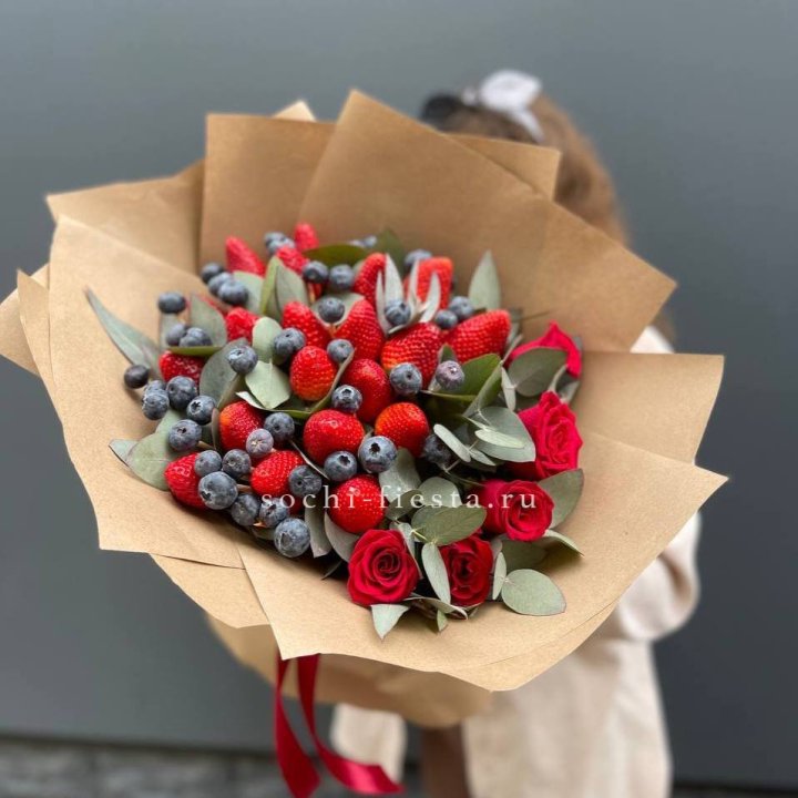 Клубника и голубика с цветами в Таганроге