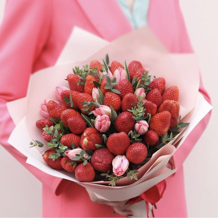 Тюльпаны и клубника в Таганроге