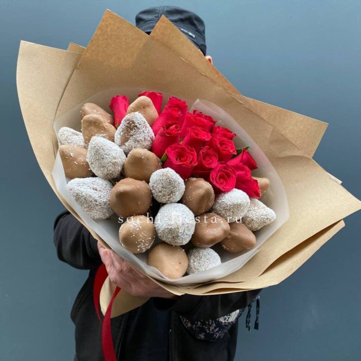 Розы и клубника в шоколаде Мерси в Таганроге
