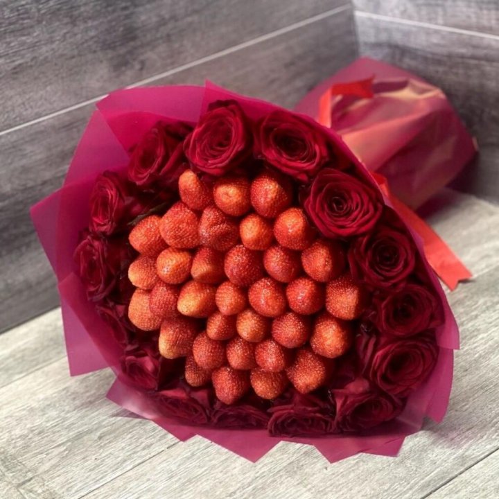 Клубничный букет с розами в Таганроге