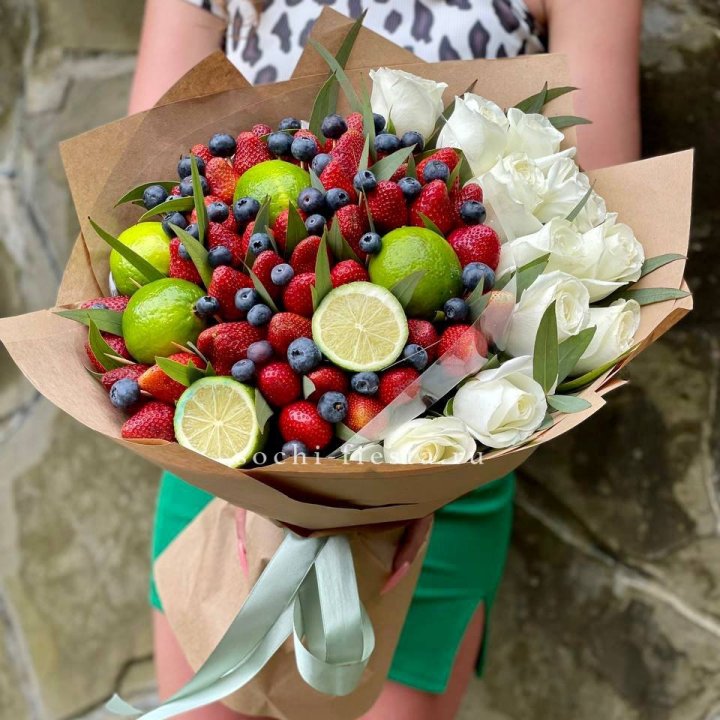 Ягодно-цитрусовый букет с розами в Таганроге