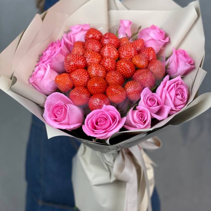 Клубника и розы в Таганроге