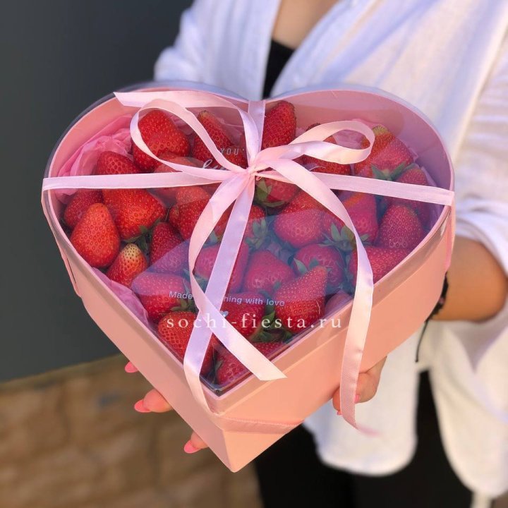 Коробочка сердце  с клубникой в Таганроге
