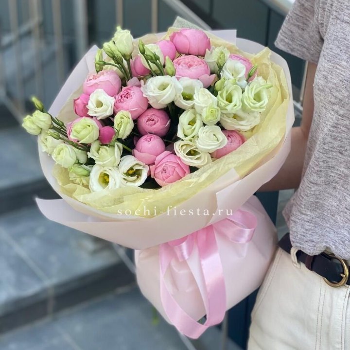 Букет кустовых роз с эустомой в Таганроге