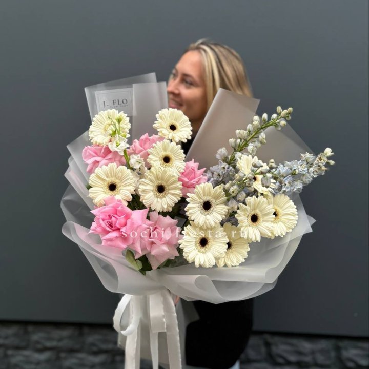 Букет роз и гербер в Таганроге