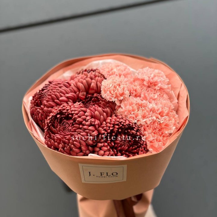 Букет хризантем и диантусов  в Таганроге