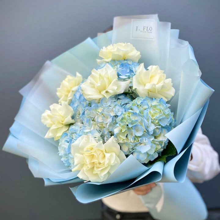  Букет из голубых гортензий и роз  в Таганроге