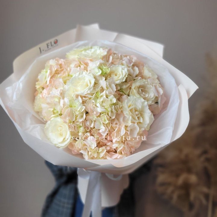  Букет гортензии и роз  в Таганроге