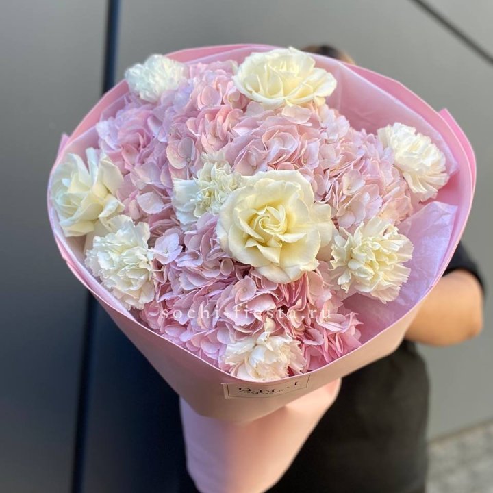  Букет гортензий и роз  в Таганроге