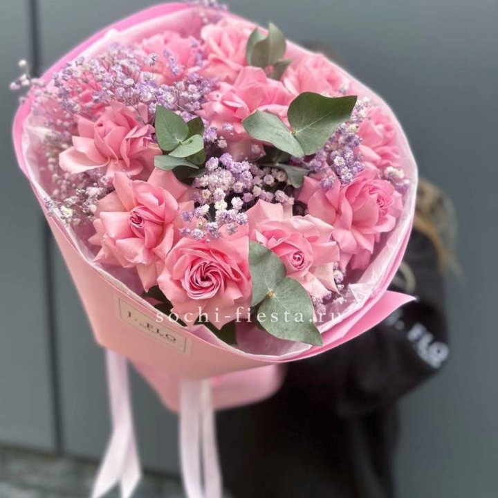 Розовые французские розы с гипсофилой в Таганроге