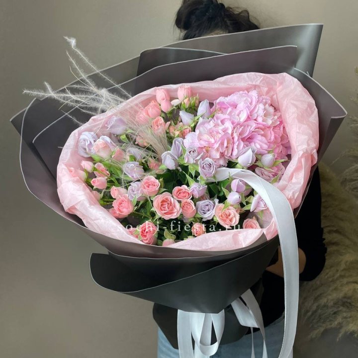  Букет гортензии и роз "Саперави" в Таганроге