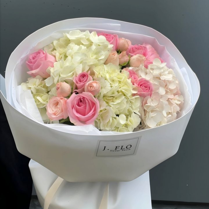  Букет гортензии и роз  "Тиамо" в Таганроге