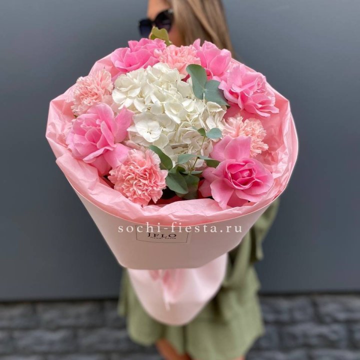  Букет роз и гортензии "Навола" в Таганроге