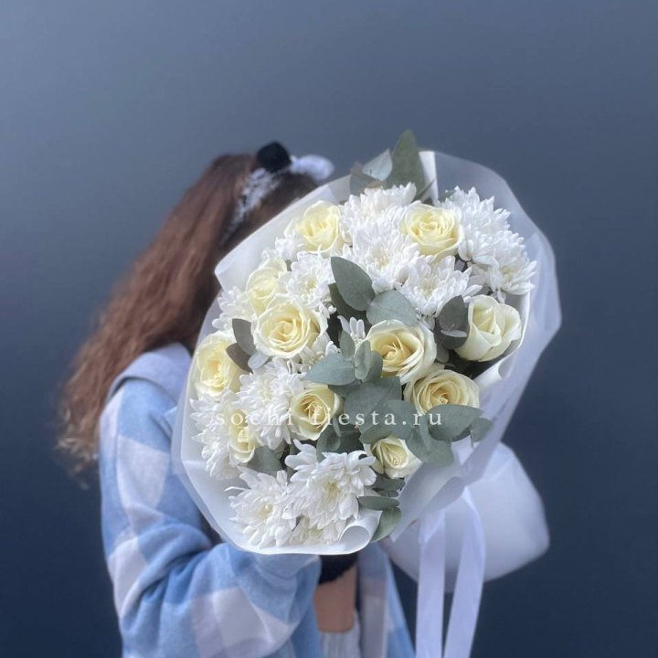  Букет белых роз с хризантемой  в Таганроге