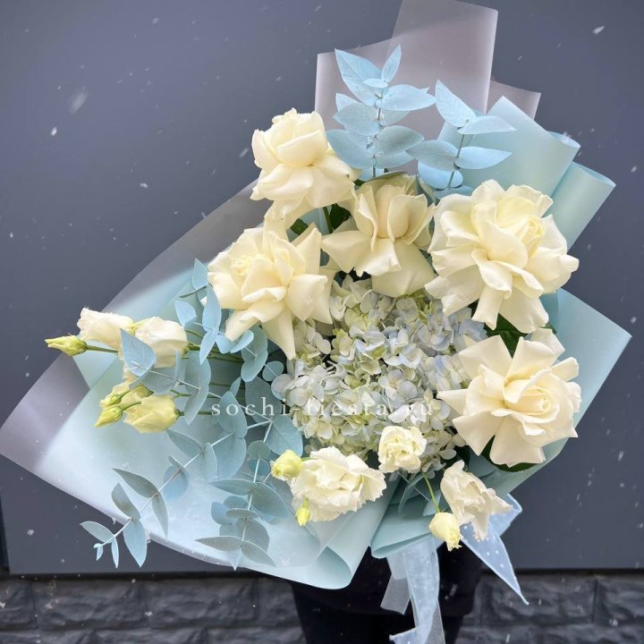 Букет с гортензией и белыми французскими розами в Таганроге