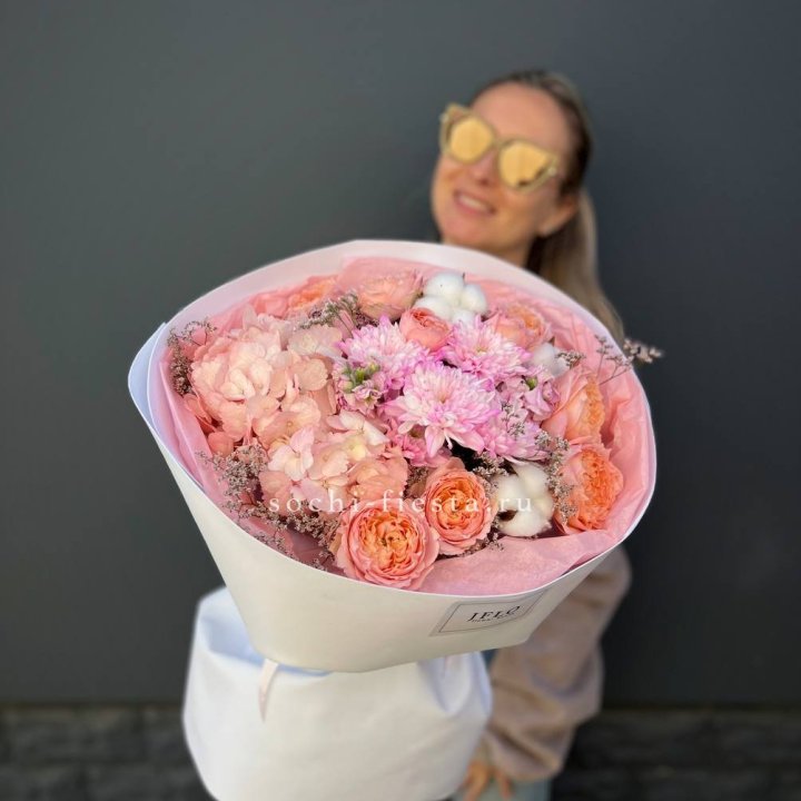 Букет гортензии и кустовых роз  в Таганроге