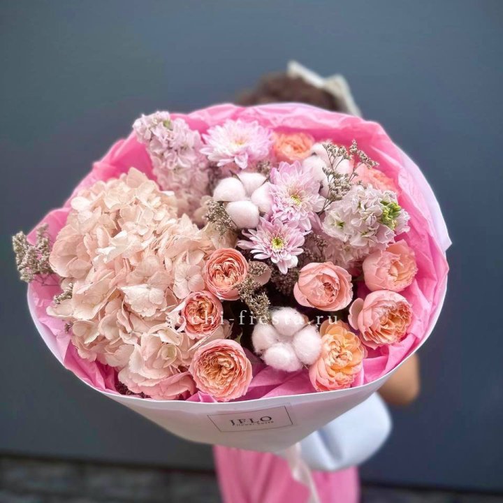 Букет гортензии и кустовых роз "Абрассо" в Таганроге