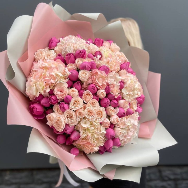 Букет кустовые розы и гортензия в Таганроге