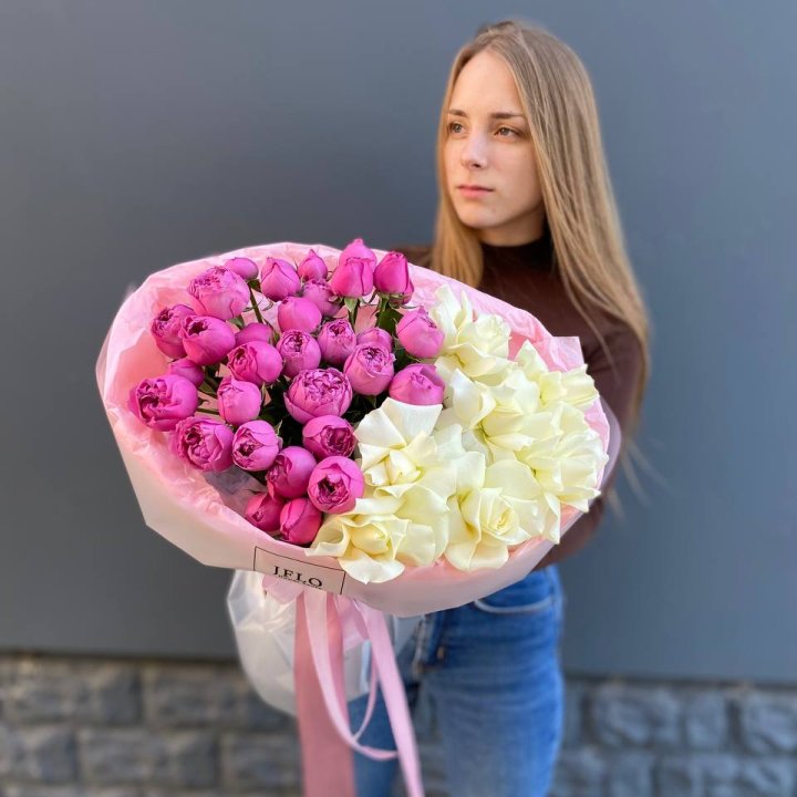 Дуо белых и кустовых роз в Таганроге