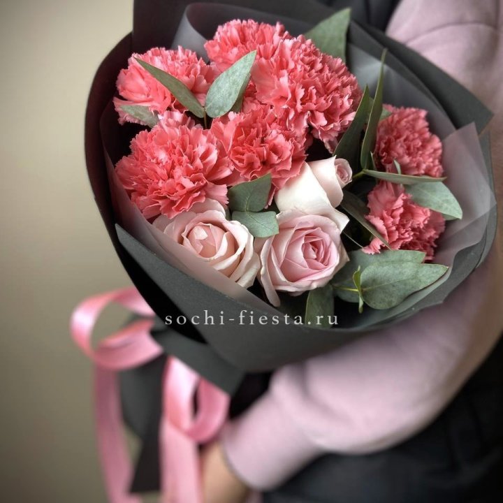 Букет из роз и диантусов "Пенелопа" в Таганроге