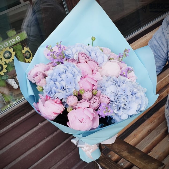 Букет с гортензиями "Блубери" в Таганроге