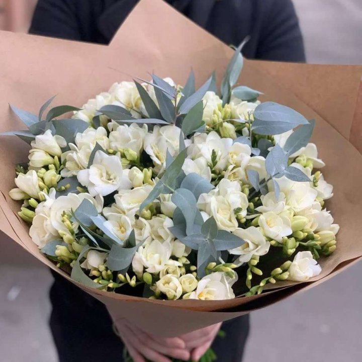 51 фрезия с эвкалиптом в Таганроге