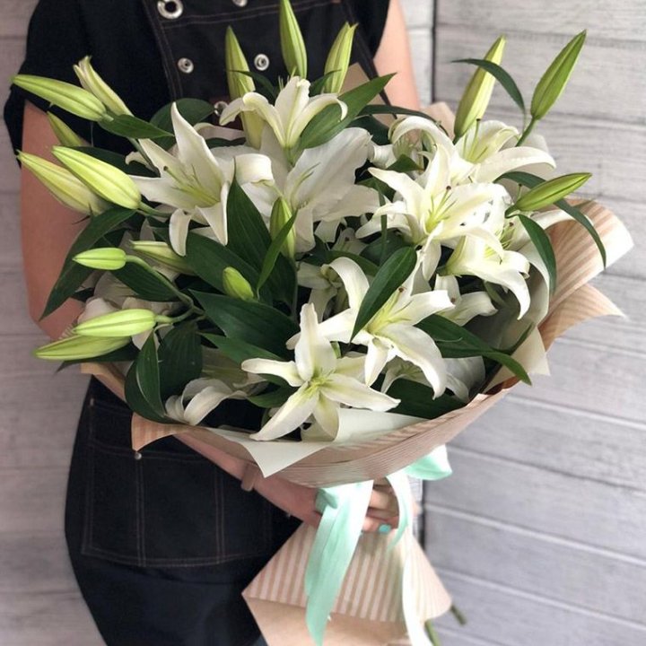 Букет белых лилий в Таганроге