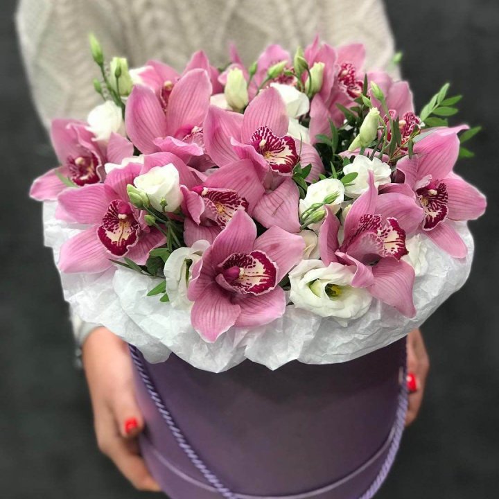 Орхидея и эустома в шляпной коробке в Таганроге