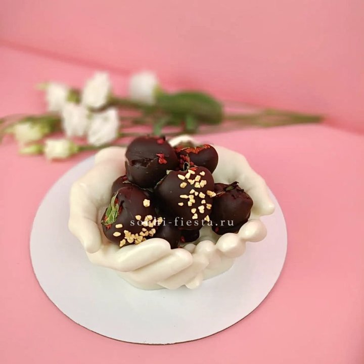 Клубника в шоколаде на шоколадных ладонях  в Таганроге
