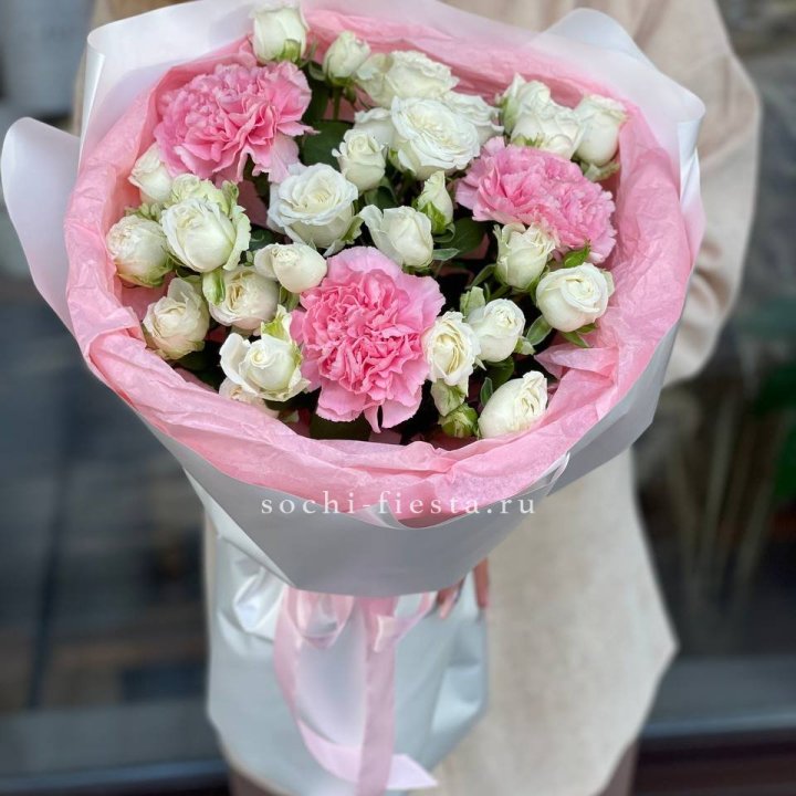 Букет розы с диантусами "Блэш" в Таганроге