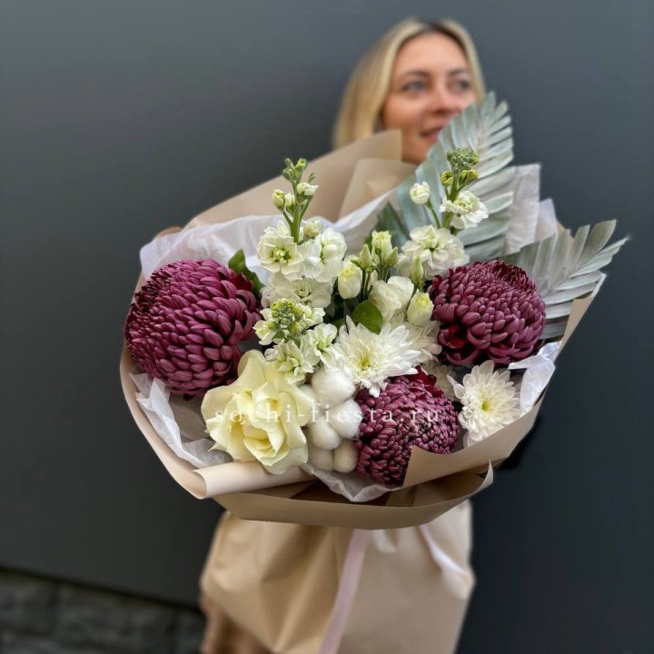 Хризантемы с маттиолой розами эустомой Чика в Таганроге