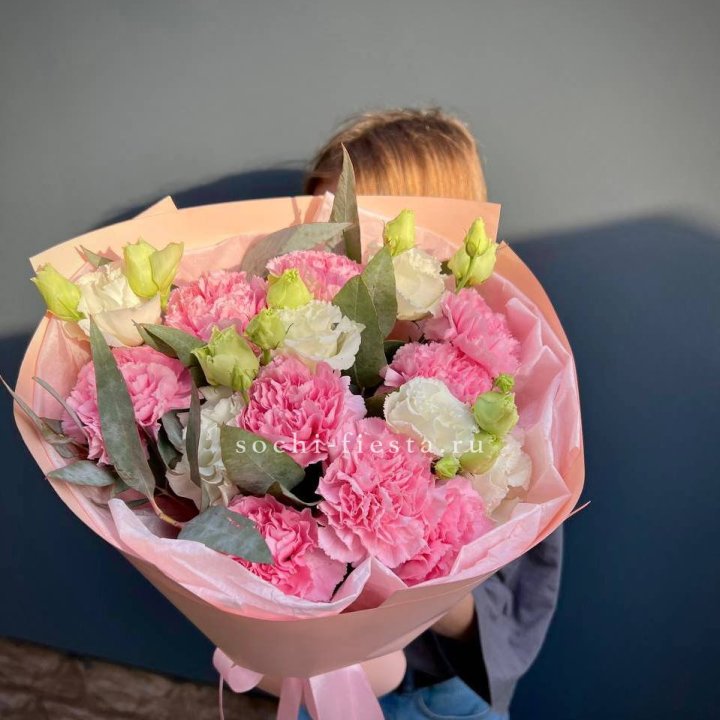 Букет гвоздик и  эустом "Сири" в Таганроге