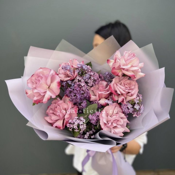 Букет из розовых роз и сирени в Таганроге