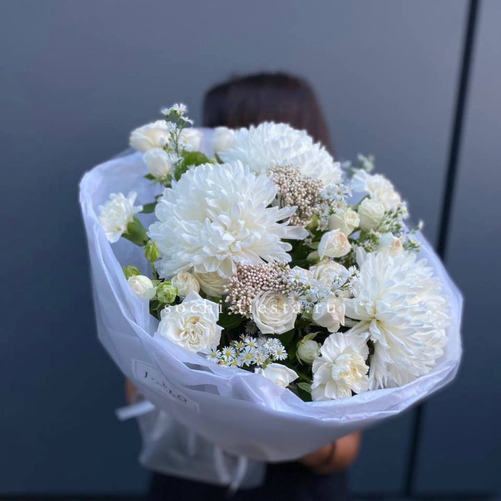 Букет хризантем и роз вайт шотс в Таганроге