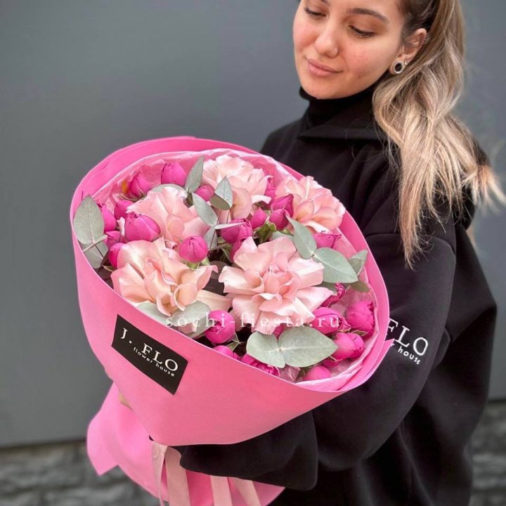 Букет французских и пионовидных роз "Ламиносо" в Таганроге