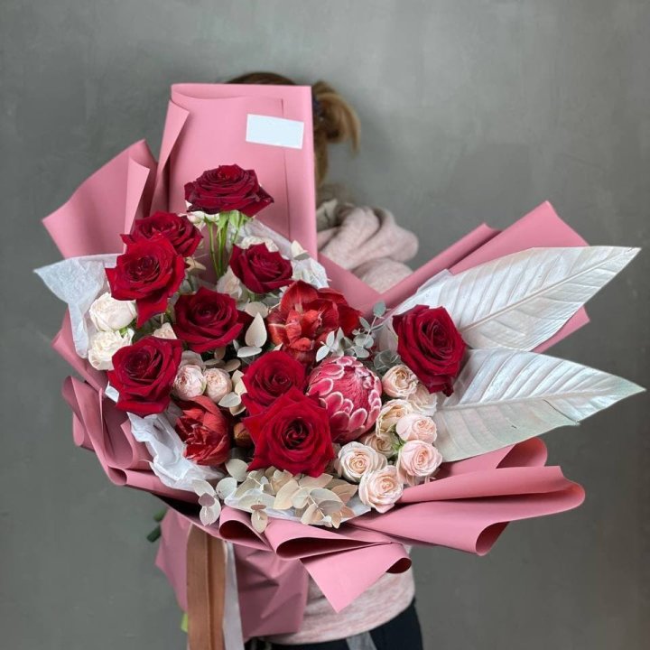 Дизайнерский букет "Ред Вильвет" в Таганроге