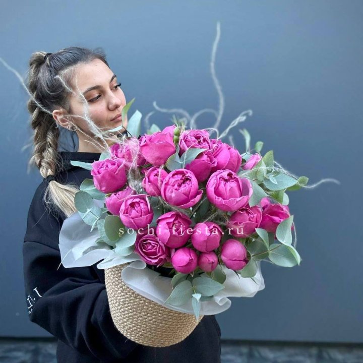 Пионовидные розы  в джутовом кашпо  в Таганроге