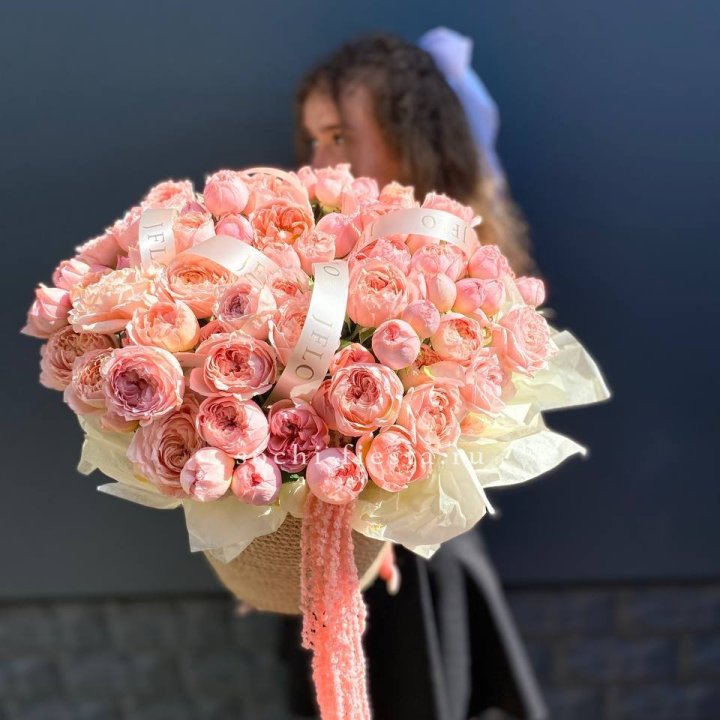 Кустовые розы Джульетта в джутовом кашпо в Таганроге