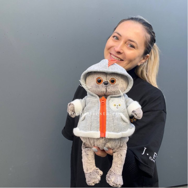 Кот Басик в толстовке в Таганроге